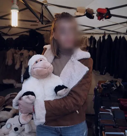 Manuela, 35