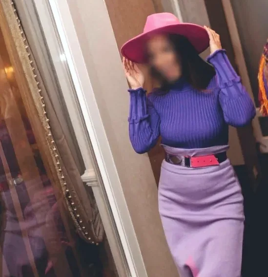 Manuela, 35