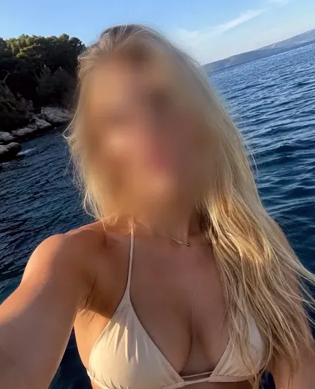 Zeynep, 27